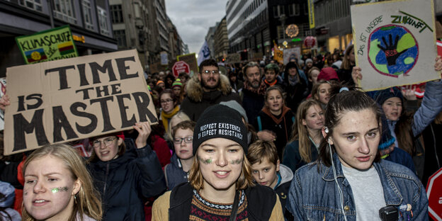 KlimaaktivistInnen beim Protest in Berlin