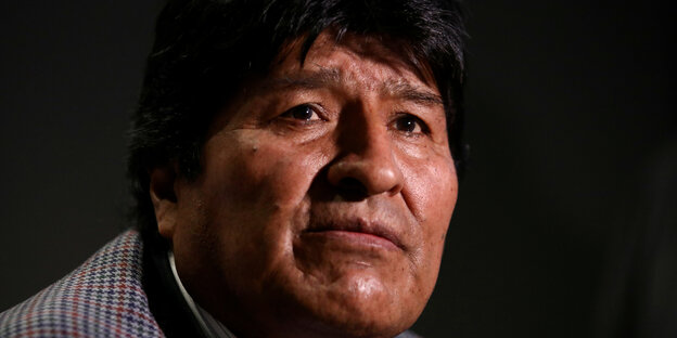 Evo Morales schaut versonnen in die Ferne.