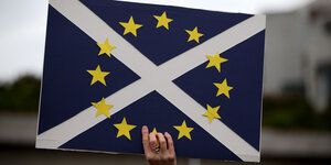 Kombination aus schottischer und EU-Fahne