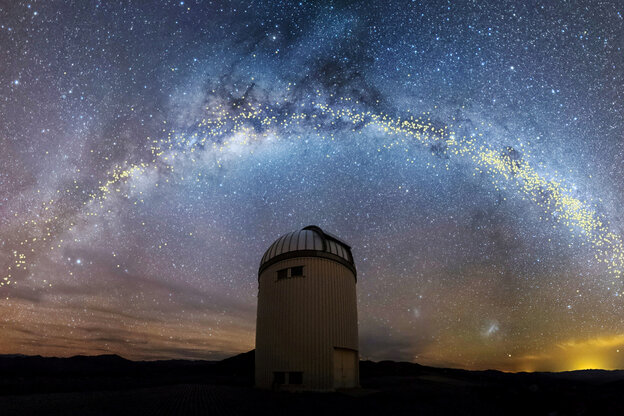 Gebäude vor Nachthimmel mit sehr sichtbarer Milchstraße