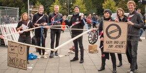 Mitglieder der Berliner Initiative ParkplatzTransform demonstrieren auf dem Klimastreik wie viel Platz ein Auto einnimmt
