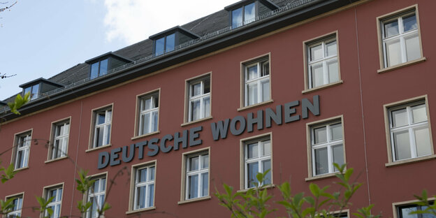 Blick auf ein Gebäude mit der Aufschrift deutsche Wohnen