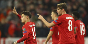 Bayernspieler zeigen in Richtungen