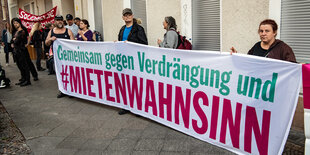 Protestdemo gegen die Zwangsräumung einer Wohnung an der Dubliner Straße 8 in Wedding stehen mit einem Transparent vor dem Haus