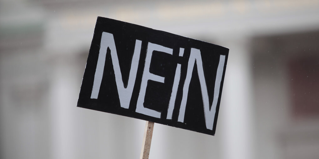 Ein Schild mit "Nein", weiß auf schwarz