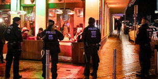 Polizisten vor einer Sisha-Bar in Bochom