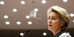 Ursula von der Leyen unter Lampen