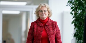 Christine Lambrecht (SPD), Bundesministerin der Justiz und für Verbraucherschutz läuft über einen Flur