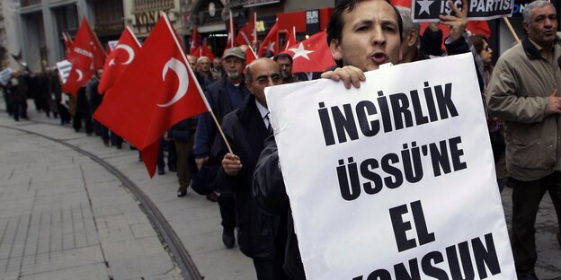 Demonstranten mit türkischen Flaggen