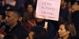 Protestierende in Beirut mit einem Schild, auf dem steht: „Wir brauchen kein Tränengas. Wir weinen schon.“