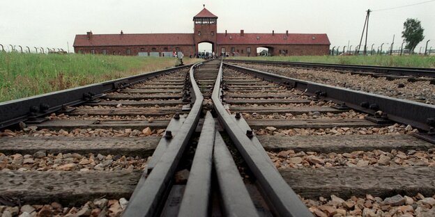 Gleise, die zum ehemaligen Vernichtungslager Auschwitz-Birkenau führen.