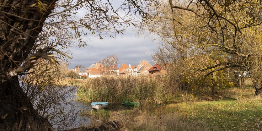 Blick auf See und Dorf