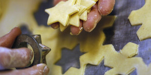 Hände halten Weihnachtsplätzchen