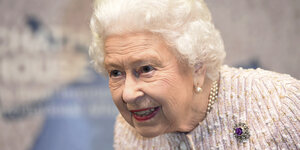 Königin Elisabeth II im November, in zartrosa mit Brosche