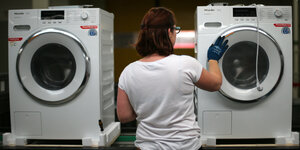 Rücken einer Arbeiterin in einer Waschmaschinenfabrik