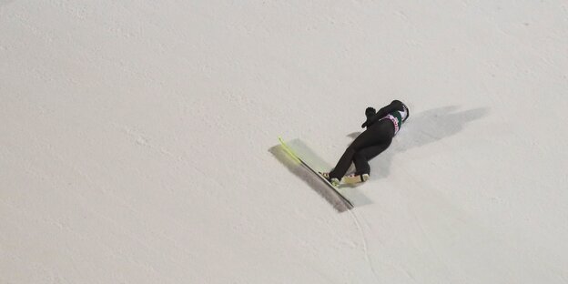 Skispringer Thomas Aasen Markeng stürzt auf dem Schnee