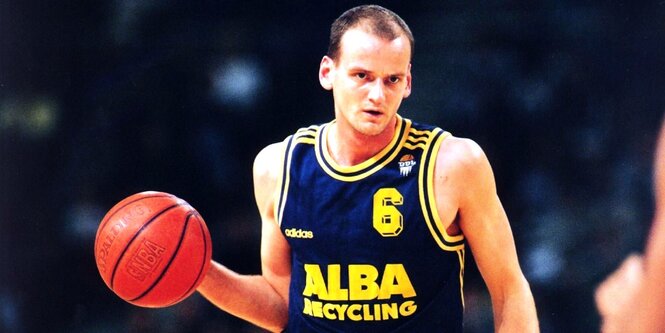 Henning Harnisch im Alba Trikot mit Ball in der Hand