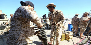 08.04.2019, Libyen, Tripolis: Kämpfer einer bewaffneten Gruppe aus Misrata, die den Streitkräften unter Fayiz as-Sarradsch (GNA) nahe steht, bereiten sich auf Kämpfe gegen die selbsternannte Libysche Nationalarmee (LNA) unter der Leitung von General Chali