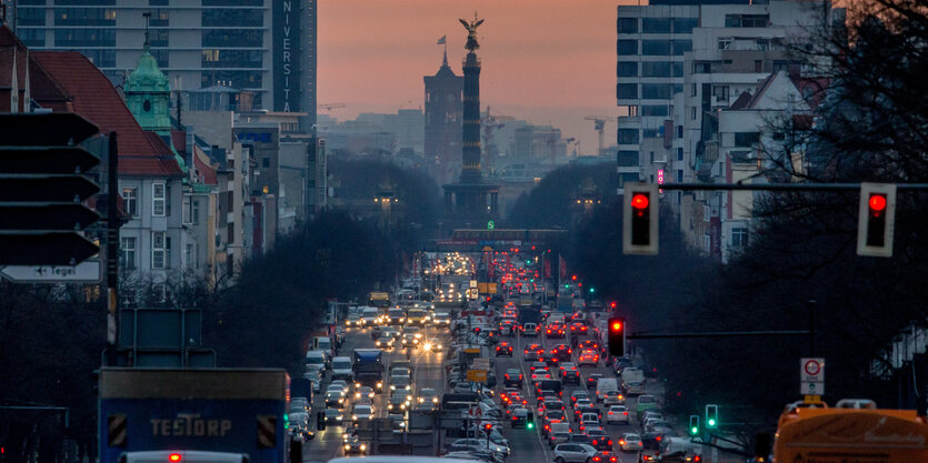 Stau auf den Straßen von Berlin. im Hintergrund Rathaus und Siegessäule