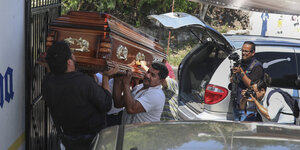 Familienmitglieder heben den Sarg mit den Überresten des mexikanischen Journalisten Jorge Celestino Ruiz Vazquez