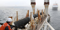 Das Verlegeschiff "Audacia" verlegt in der Ostsee vor der Insel Rügen Rohre für die Gaspipeline Nord Stream 2.