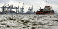Das Baggerschiff "Alpha B" schwimmt vor dem Containerterminal Bremerhaven