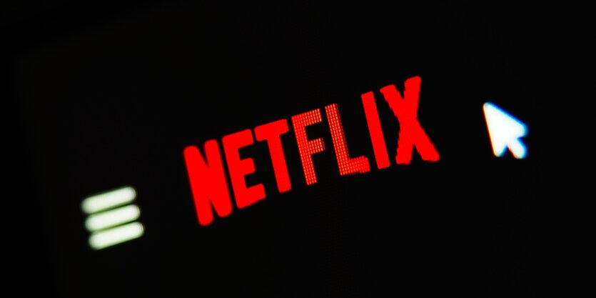 Netzflix-Logo auf schwarzem Bildschirm, mit Mauszeiger