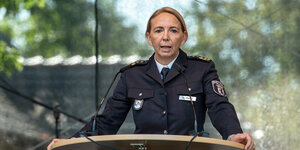 Polizeipräsidentin Barbara Slowik steht an einem Rednerpult