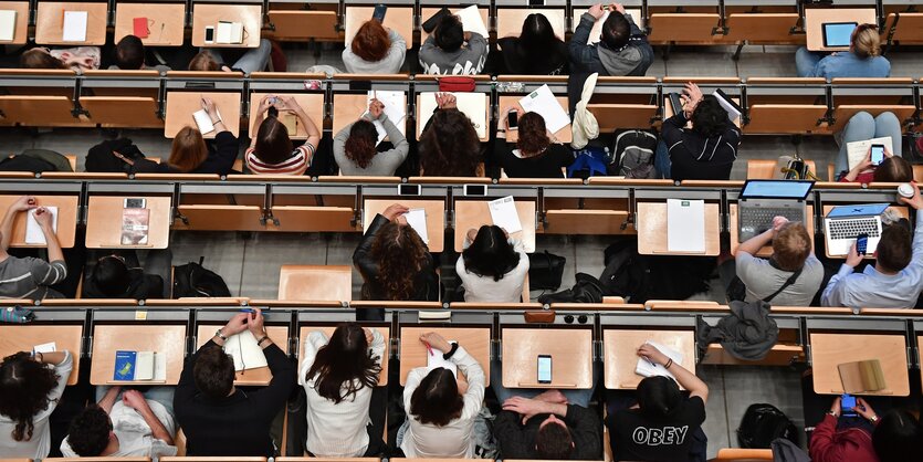 Blick von oben auf Studierende, die in einem Hörsaal sitzen