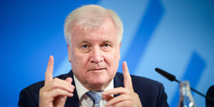 Horst Seehofer (CSU), Bundesminister des Innern, für Bau und Heimat, spricht auf einer gemeinsamen Pressekonferenz mit den Leitern des Bundesamtes für Verfassungsschutz und Bundeskriminalamtes zur Neuorganisation der Sicherheitsbehörden.