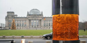 Das umstrittene Kunstwerk vor deer Kulisse des Reichstages