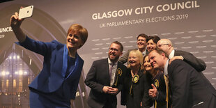 Nicola Sturgeon, Premierministerin von Schottland, fotografiert sich mit Parteimitgliedern