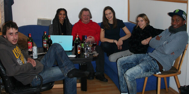 Eine gesellinge Runde im Advent: Wolfgang Jäger sitzt inmitten junger Leute – seine Klienten