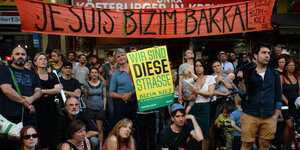 Auf dem Transparent steht "Je suis Bizzim Bakkal": Demo gegen den Rausschmiss von Gemüsehändler Bizim Bakkal im Wrangelkiez