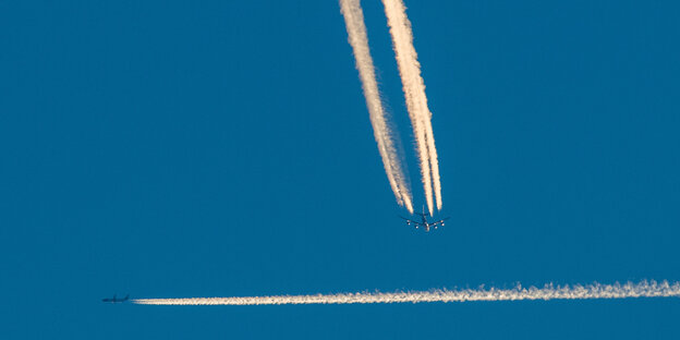 Flugzeuge hinterlassen Kondensstreifen am Himmel