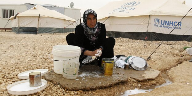 Eine geflüchtete Frau in einem Camp an der syrischen Grenze