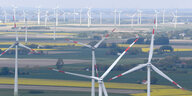 chleswig-Holstein, Büsum: Windkraftanlagen stehen in der Nähe der Nordseeküste.