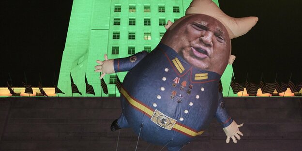 Ein aufblasbarer Ballon in Form des US-Präsidenten Donald Trump