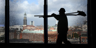 Ein Bauarbeiter geht durch einen Gang der Elbphilharmonie.