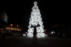 Ein Weihnachtsbaum in kaltem Weiß beleuchtet in der Nacht