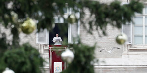 Papst steht am Fenster im Petersdom