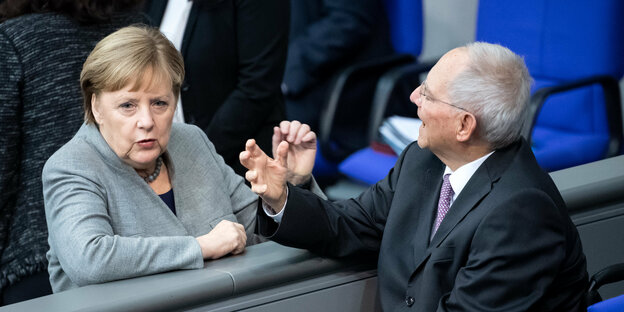 Bundeskanzlerin Angela Merkel (CDU) und Bundestagspräsident Wolfgang Schäuble (CDU) unterhalten sich vor Beginn der Plenarsitzung im Deutschen Bundestag.