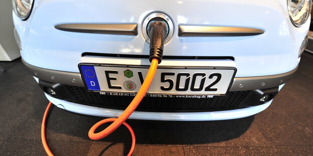 Ein Elektroauto wird mit Strom aufgeladen.