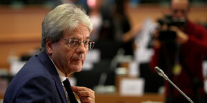 Der neue EU-Wirtschaftskommissar Paolo Gentiloni sitzt im Europäischen Parlament.
