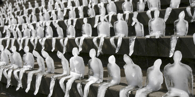 Schmelzende Eisfiguren aus einer Kunstaktion des WWF