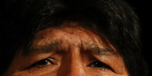 Nahaufnahme von Evo Morales' oberer Gesichtshälfte