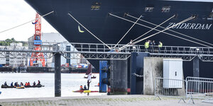 Aktivisten blockieren das Kreuzfahrtschiff "Zuiderdam" im Kieler Hafen und hindern es am Auslaufen.