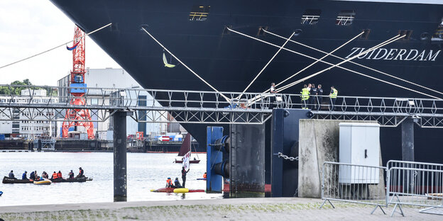 Aktivisten blockieren das Kreuzfahrtschiff "Zuiderdam" im Kieler Hafen und hindern es am Auslaufen.