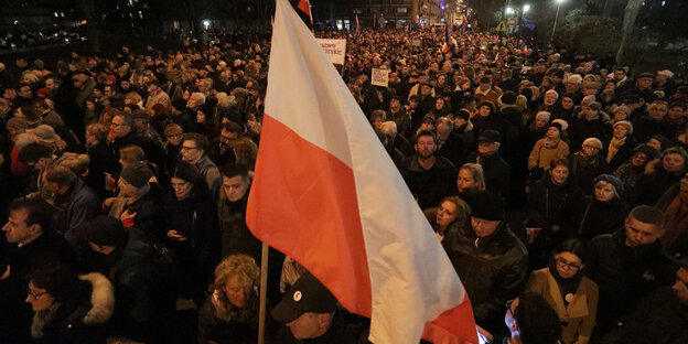 Demonstration vor dem Parlamentsgebäude am Mittwoch in Warschau. Im Vordergrund ist eine große polnische Flagge