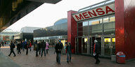 tudenten der Universität in Bremen gehen am Haupteingang der Mensa vorbei.